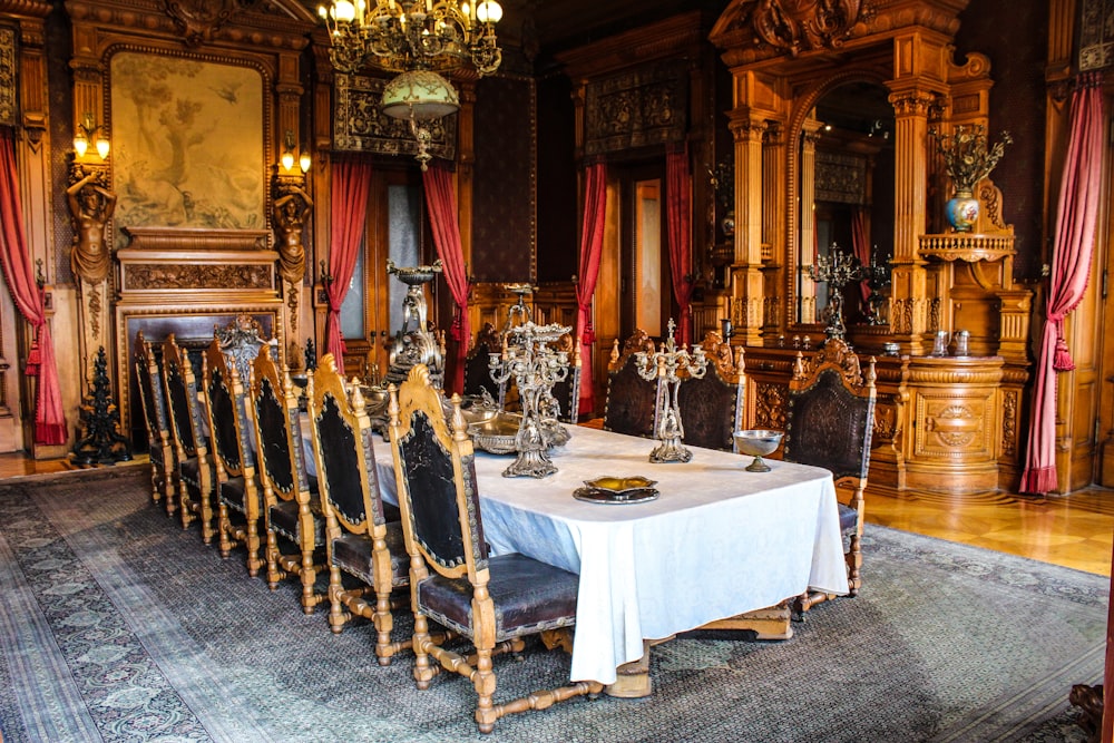 Braun-weißer Tisch mit Stuhl neben Spiegel und Kamin