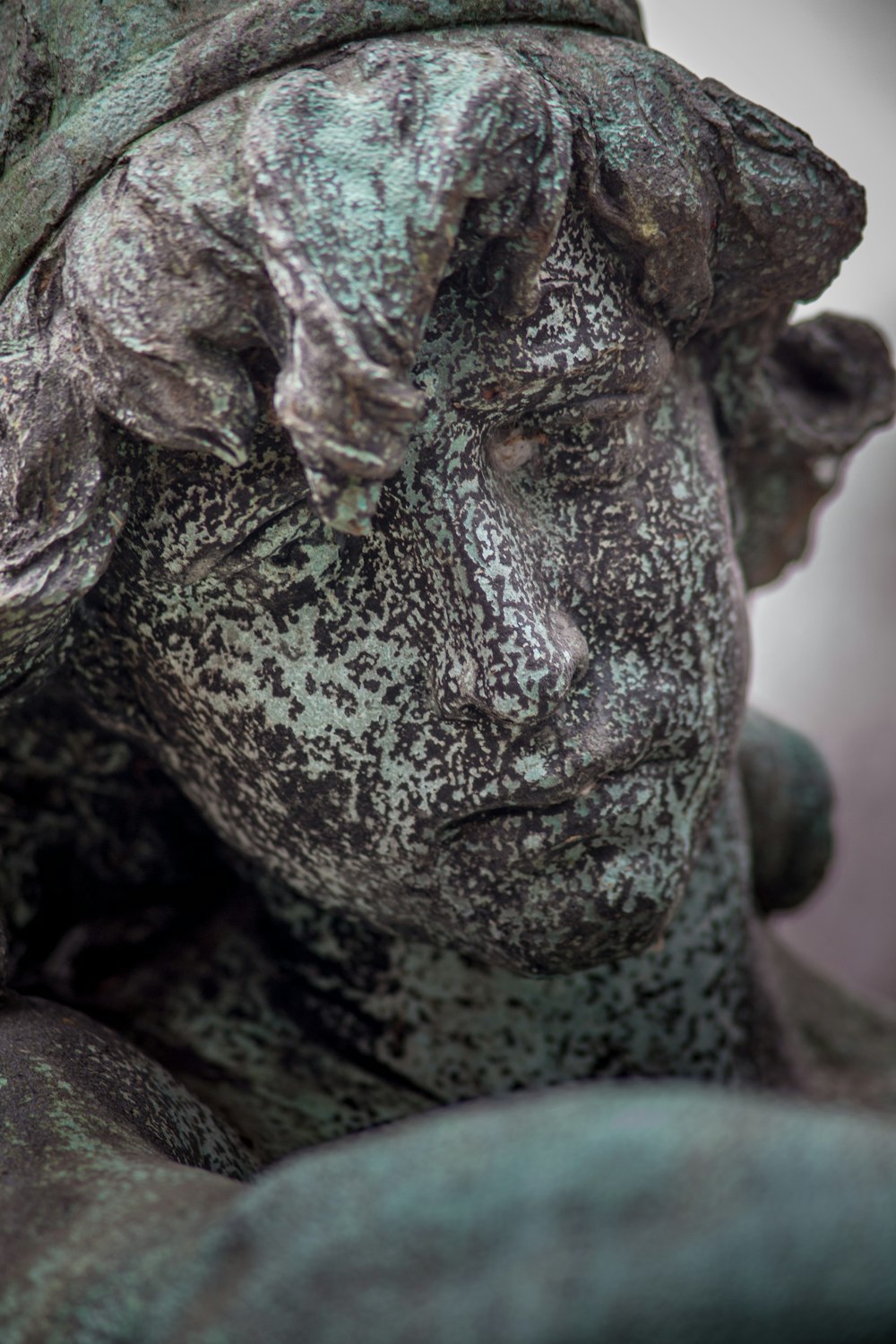 shallow focus photo of statue
