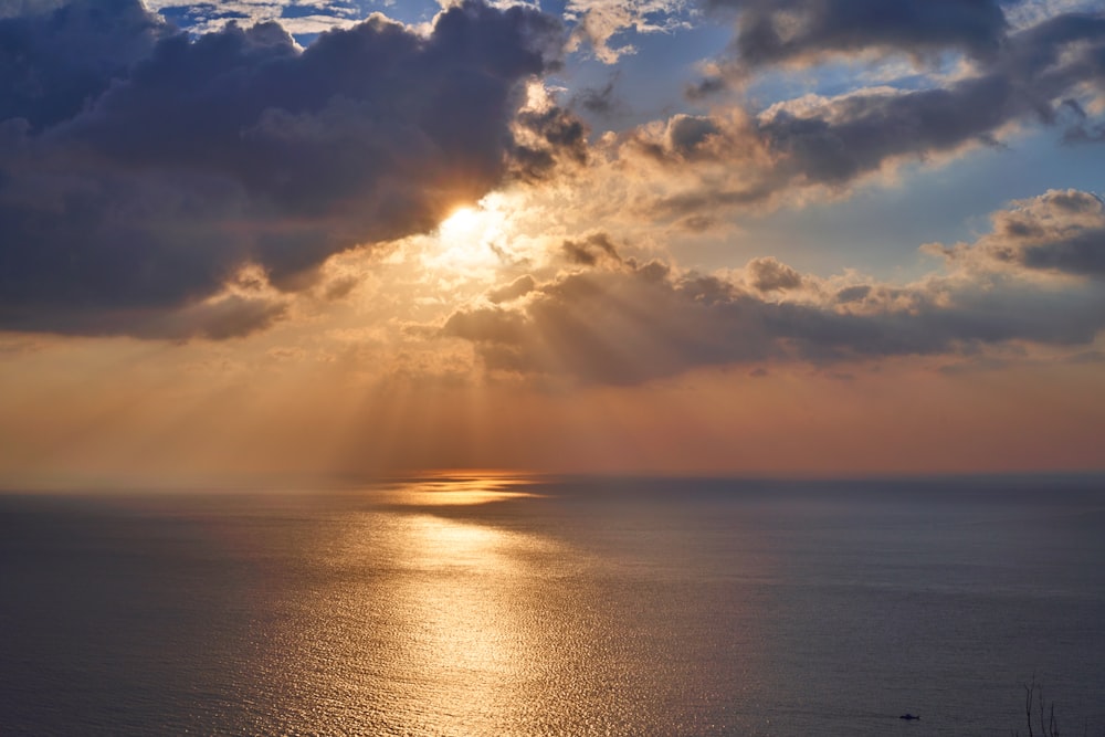 太陽の光を浴びた海