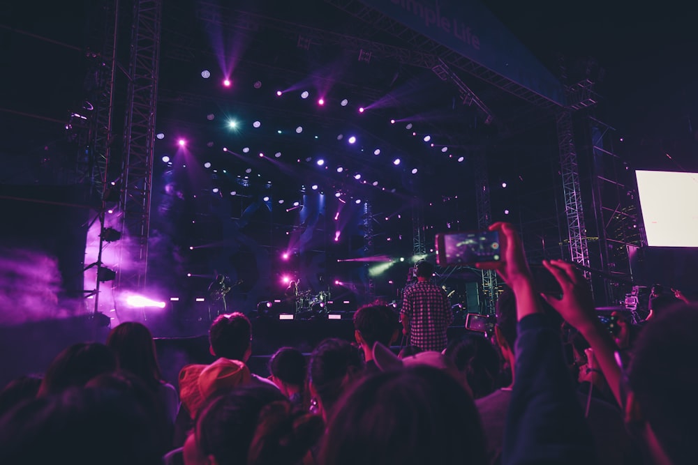 pessoas assistindo banda musical em concerto