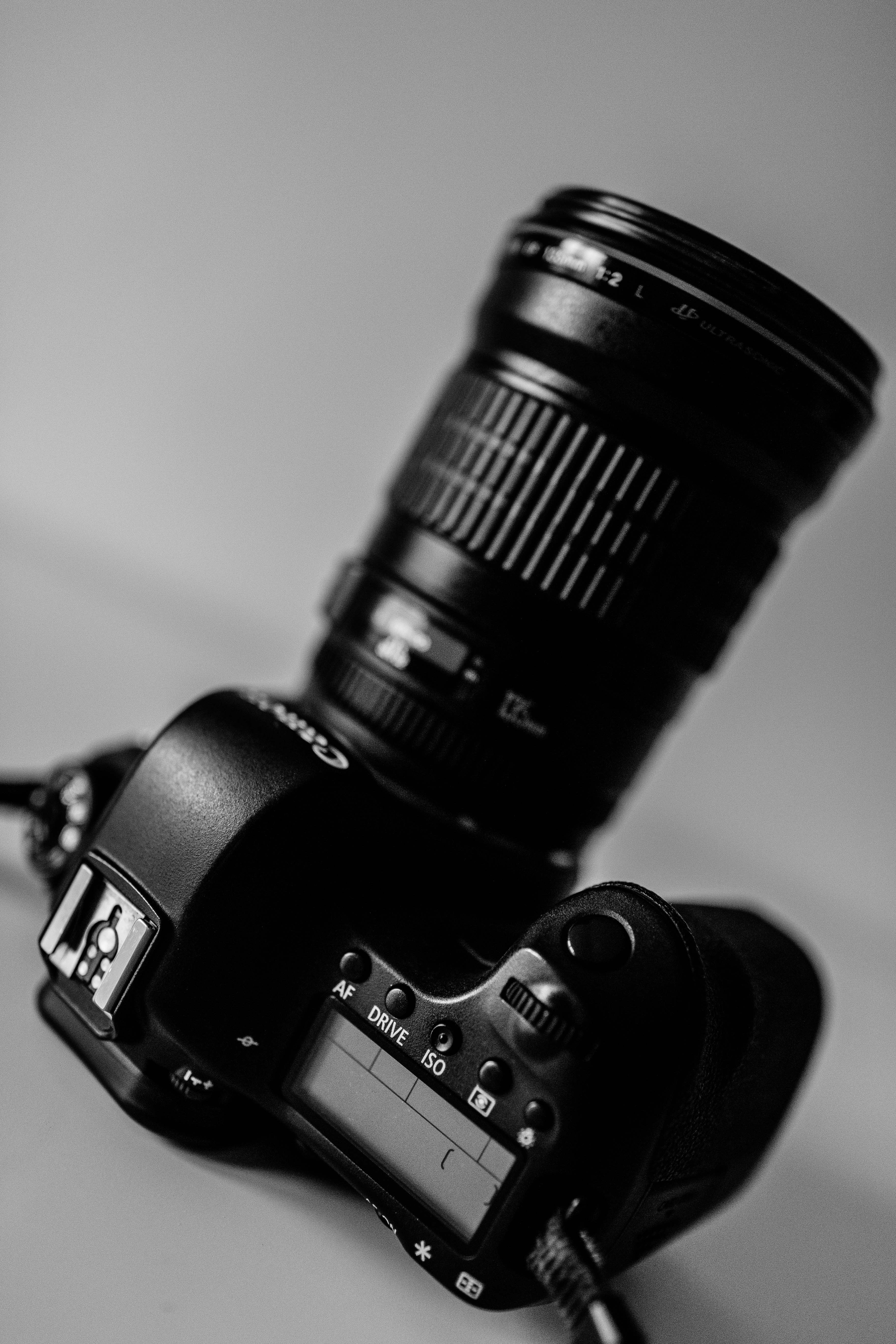 Una foto en blanco y negro de una cámara