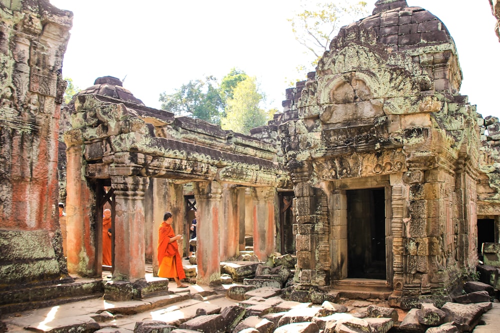 personnes marchant à l’intérieur de l’ancien temple pendant la journée