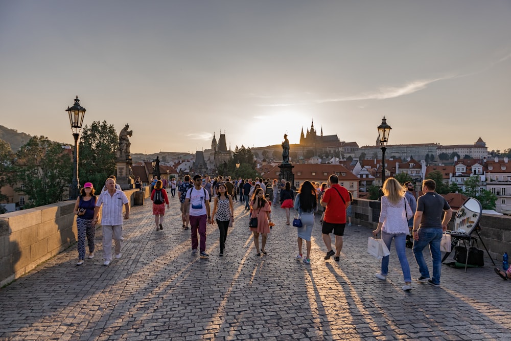 チェコ共和国のカレル橋を歩く人々