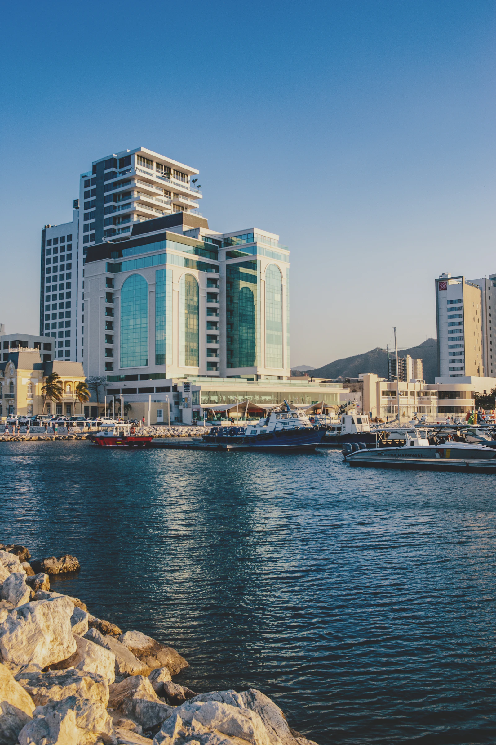 Arquitectura costera de Santa Marta frente al mar, edificios blancos junto a la bahía del Caribe colombiano
