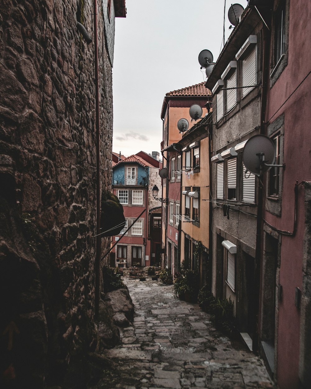 Vue sur les maisons en béton rouge et orange