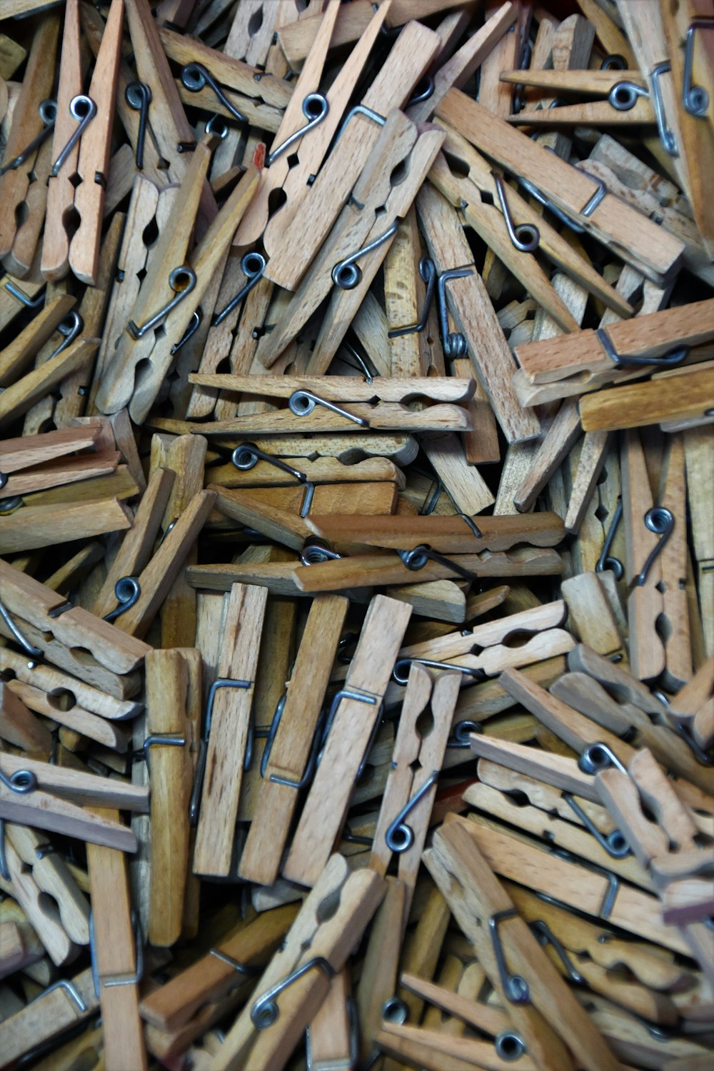 Affichage de lot de broche en tissu en bois brun