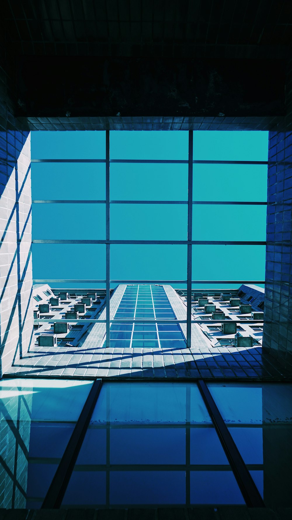 Fotografía de gran angular de un edificio durante el día