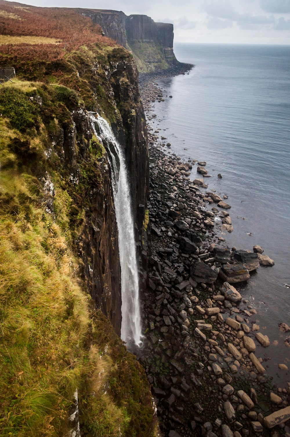 Cascadas viendo el mar en calma durante el día