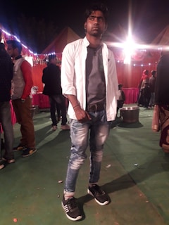 A confident male influencer speaking at a professional event.