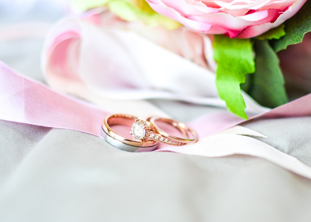 Nhẫn cưới: Hãy khám phá những chiếc nhẫn cưới đầy sáng tạo và đa dạng để chọn lựa cho ngày trọng đại của mình. Những mẫu nhẫn độc đáo với thiết kế tinh tế sẽ khiến bạn không thể rời mắt khỏi chúng. 