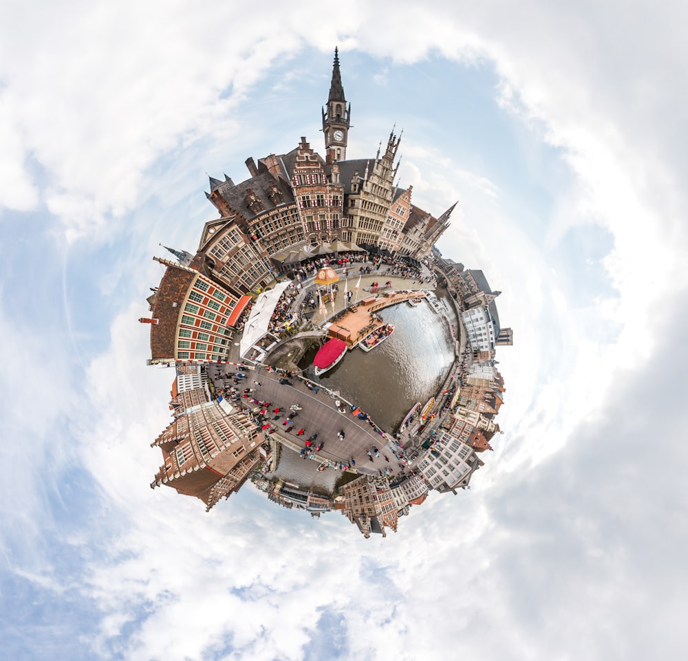 Fotografia a 360° di edifici in riva al fiume con barche