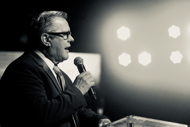 Entrepreneur qui inspire et convainc avec un discours inspirant