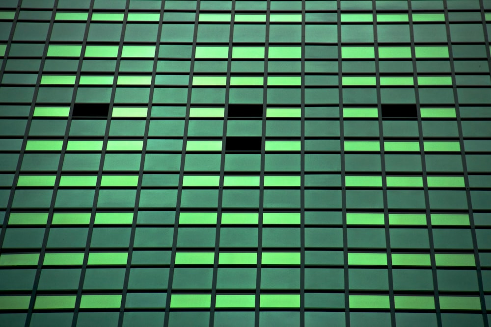 Edificio teñido de verde