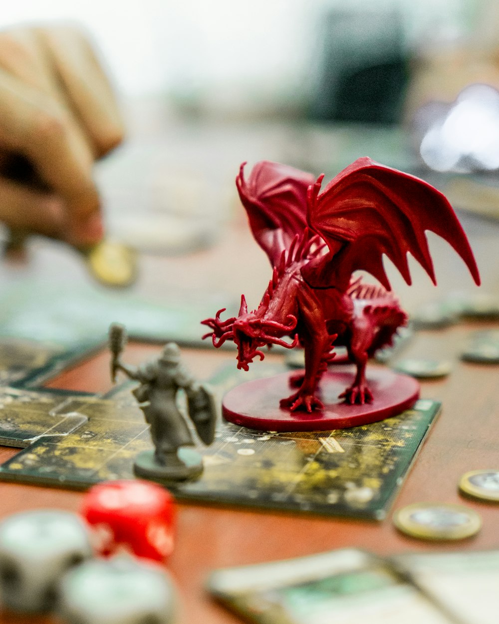 Figura de acción del dragón rojo sobre la mesa