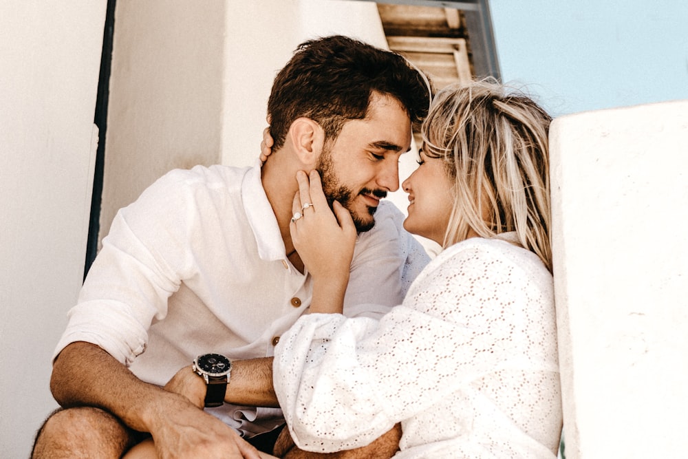 hombre y mujer sonrientes a punto de besarse