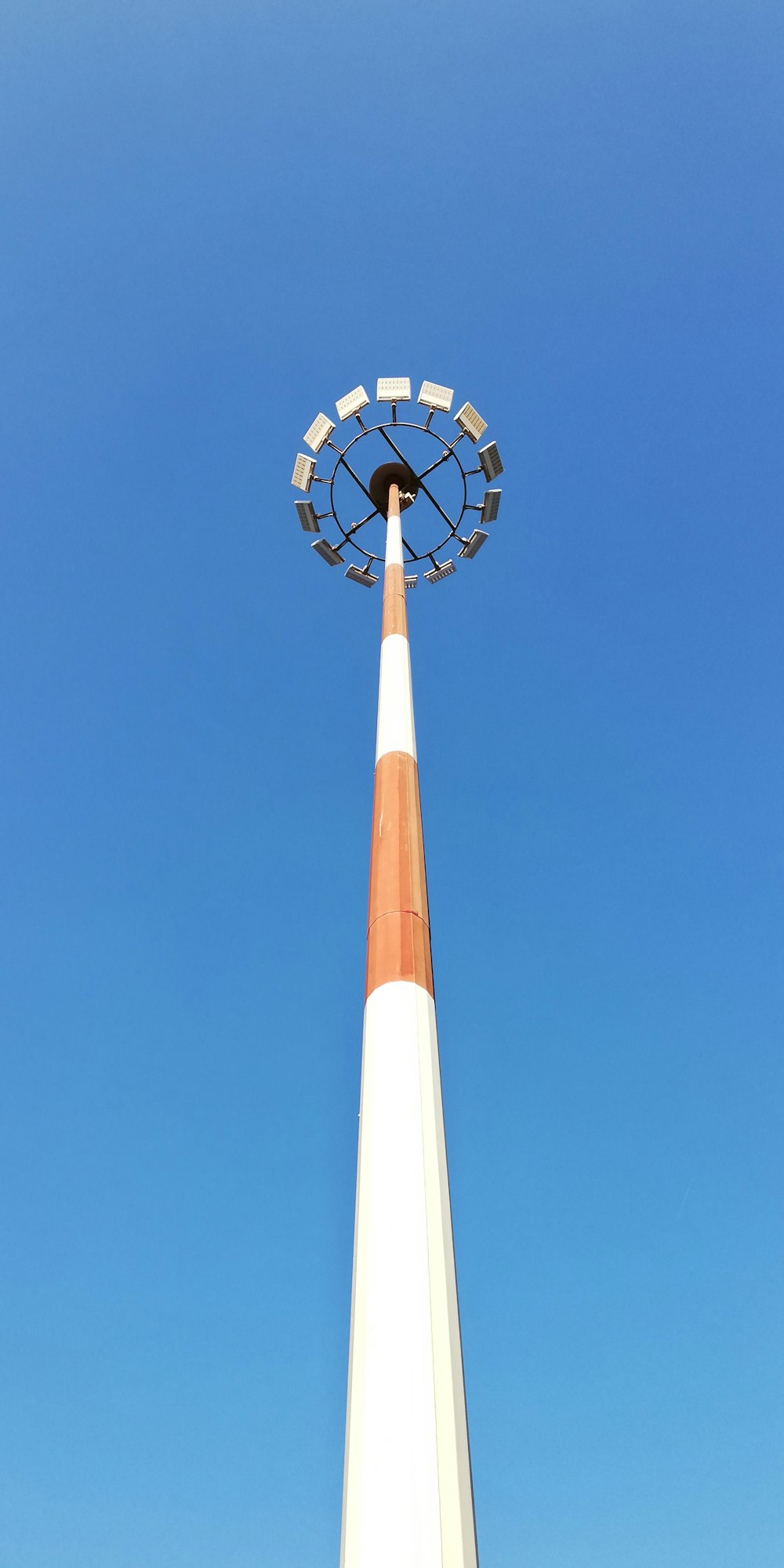 Torre de acero blanco y rojo durante el día