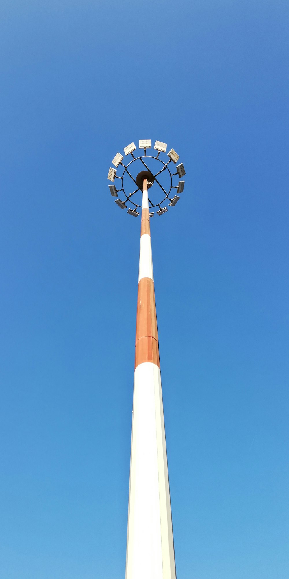 torre de aço branco e vermelho durante o dia