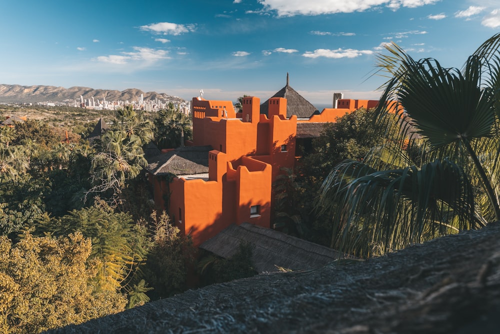 Casas de hormigón anaranjadas rodeadas de árboles