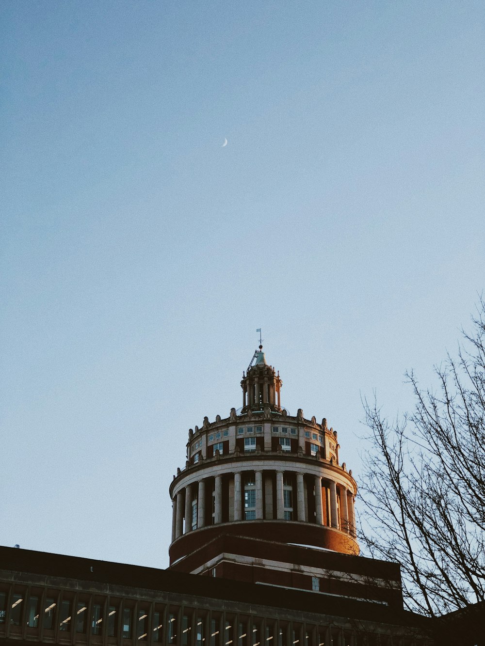 Edificio marrón con cúpula bajo el cielo azul