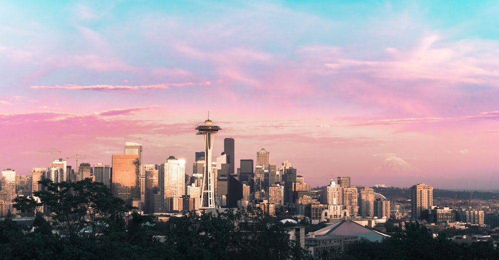 Edificios de gran altura bajo el cielo rosa y azul durante el día