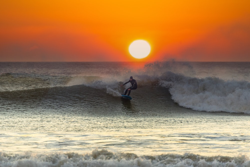 hombre jugando al surf