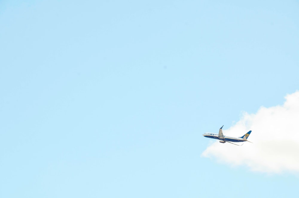 avião de passageiros branco e azul na foto de foco