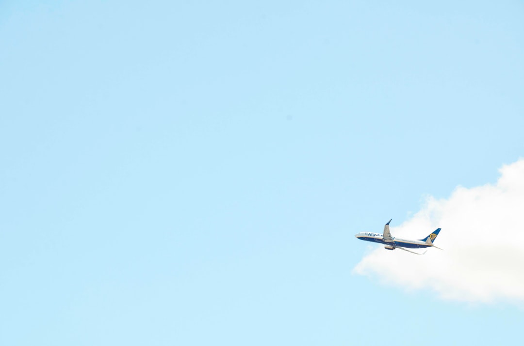 white and blue passenger plane on focus photo,