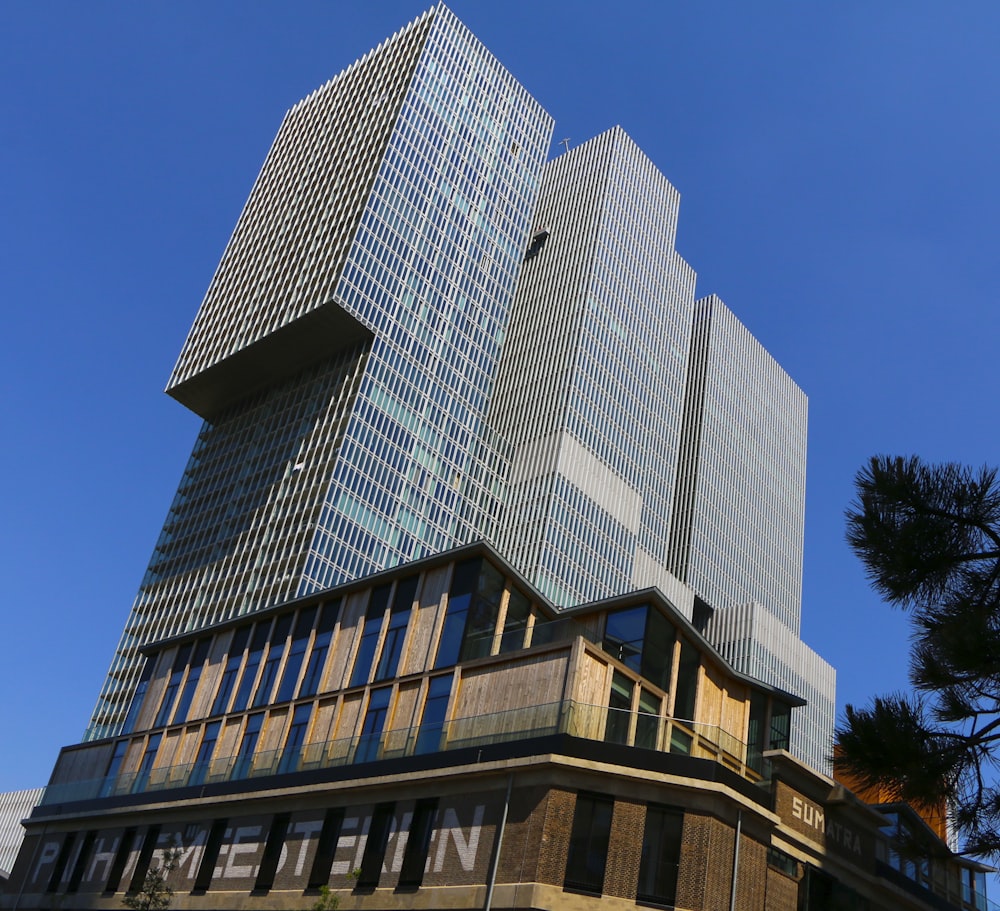 Low-Angle-Fotografie eines Gebäudes unter blauem Himmel