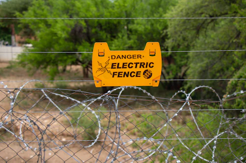 Señalética de advertencia instalada en un cerco eléctrico