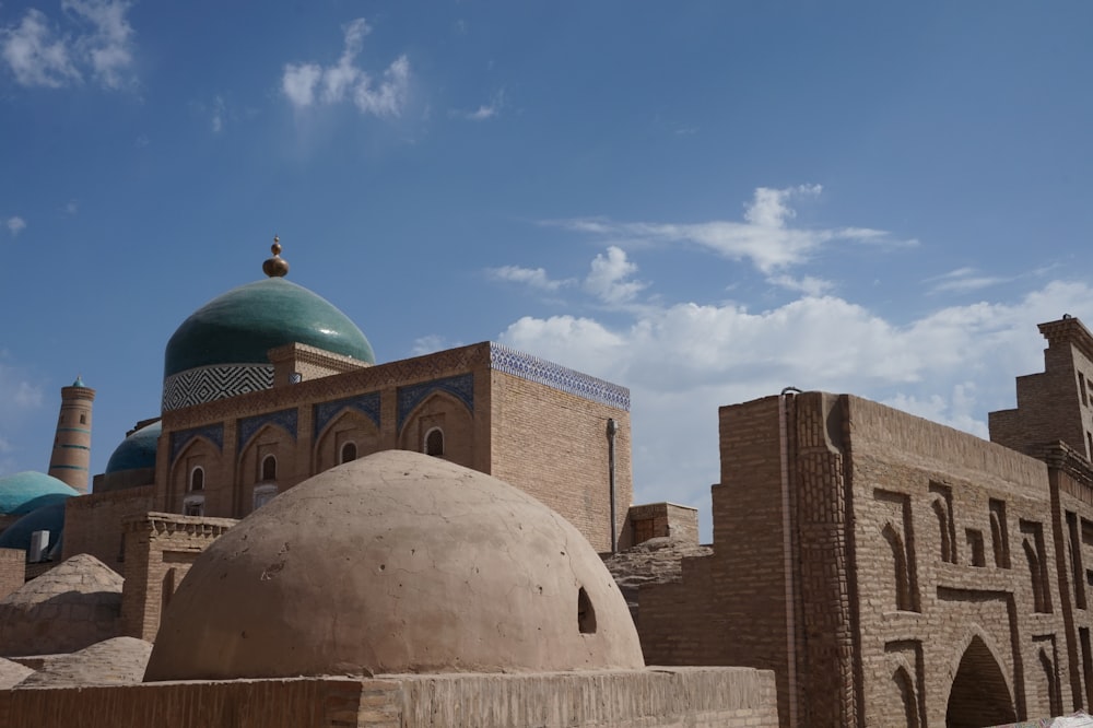 moschea sotto il cielo blu