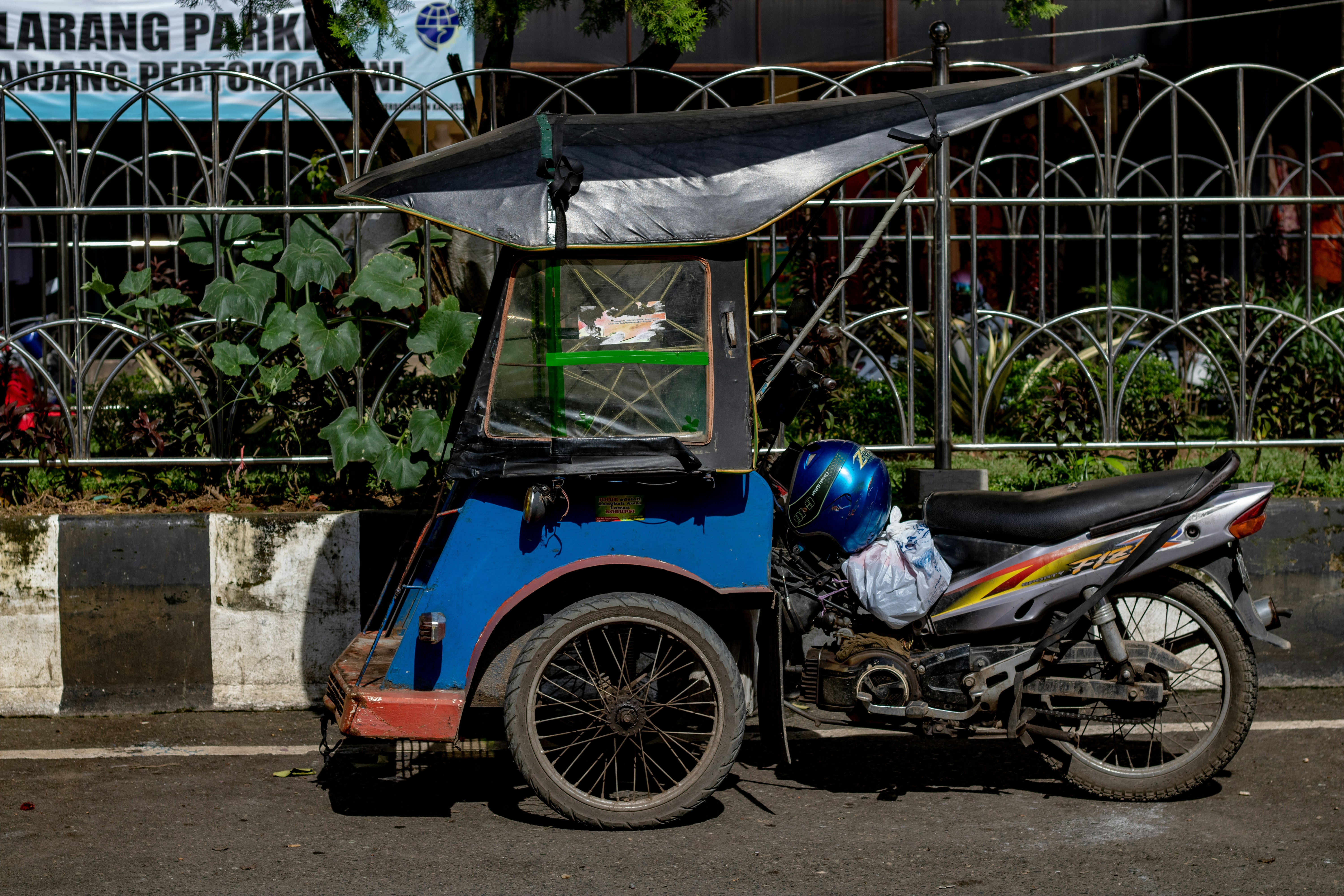 T-Rex und sein Motorradtraum