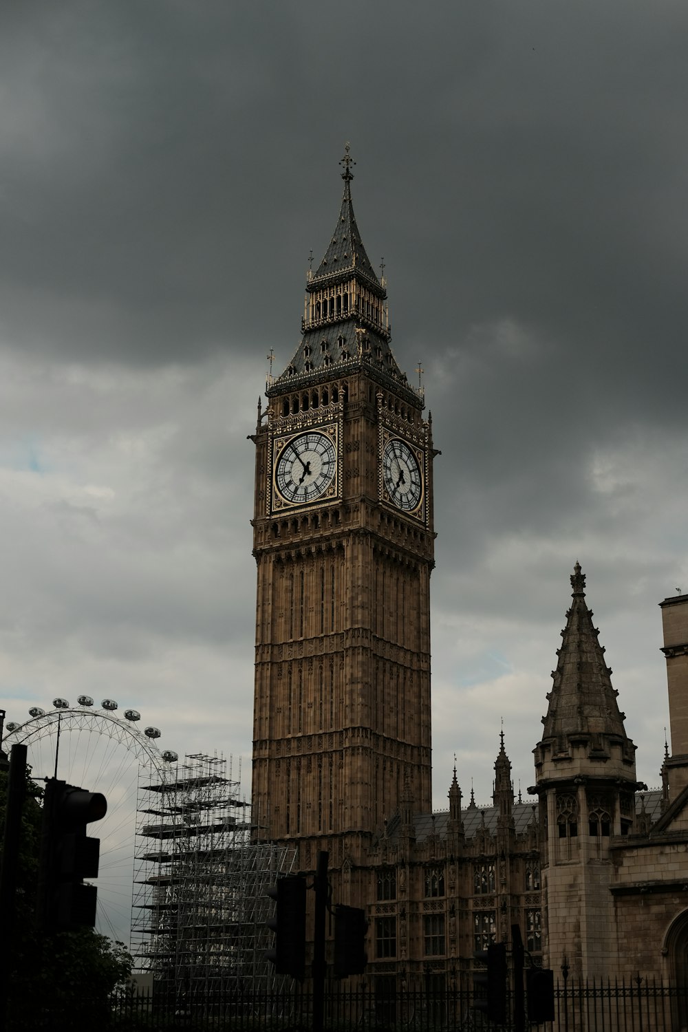 photography of Elizabeth tower during daytime