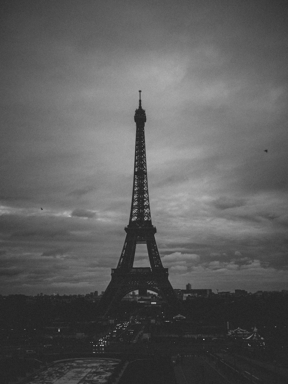 photographie en niveaux de gris de la tour Eiffel Paris