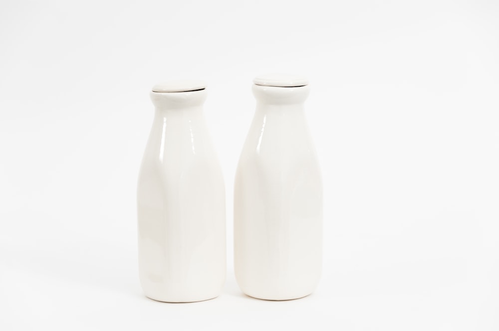 zwei weiße Milchflaschen