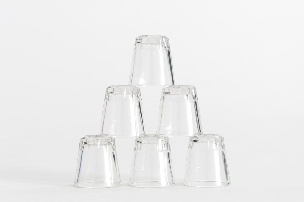 seis copos de tiro transparentes empilhados