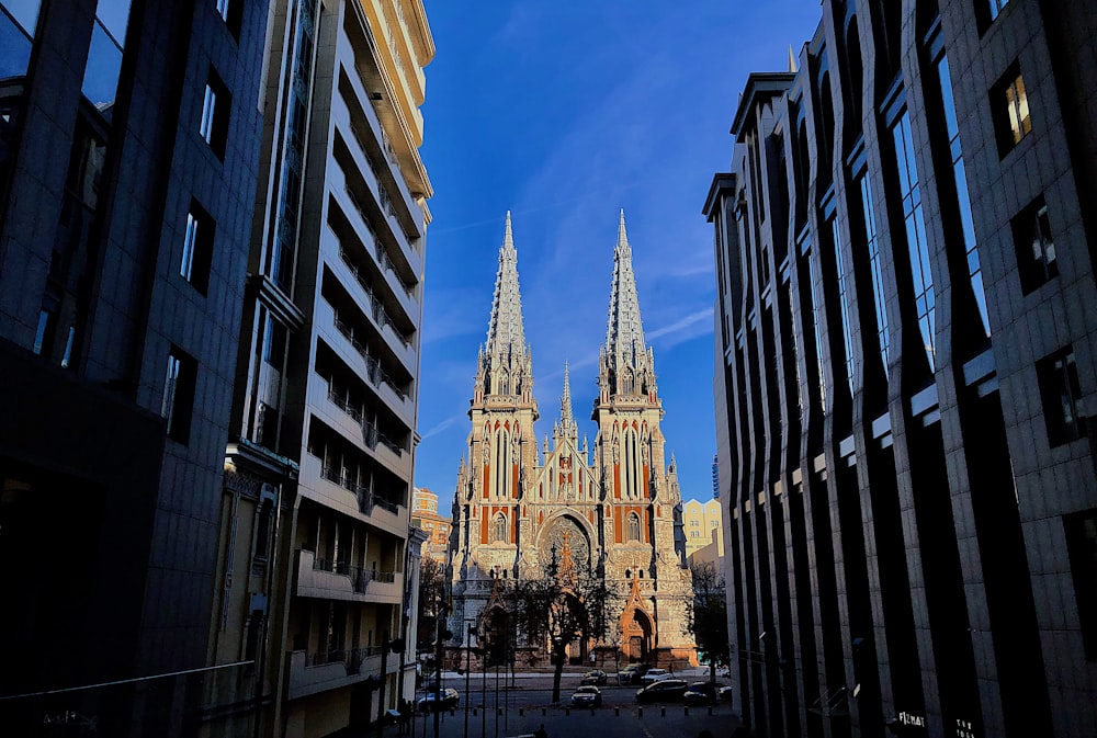 narrow road in between buildings at daytime