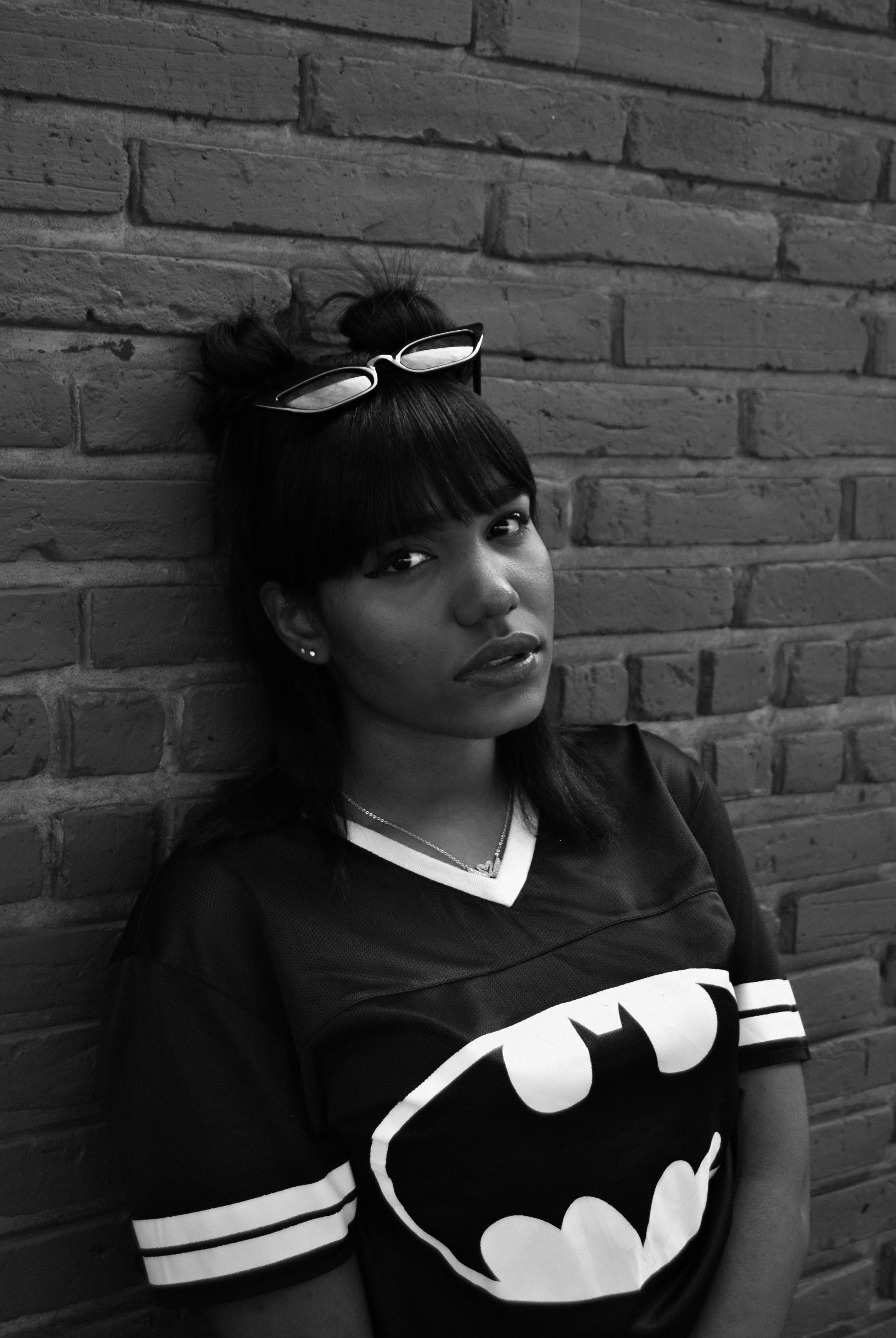 Wanita dalam atasan Batman hitam