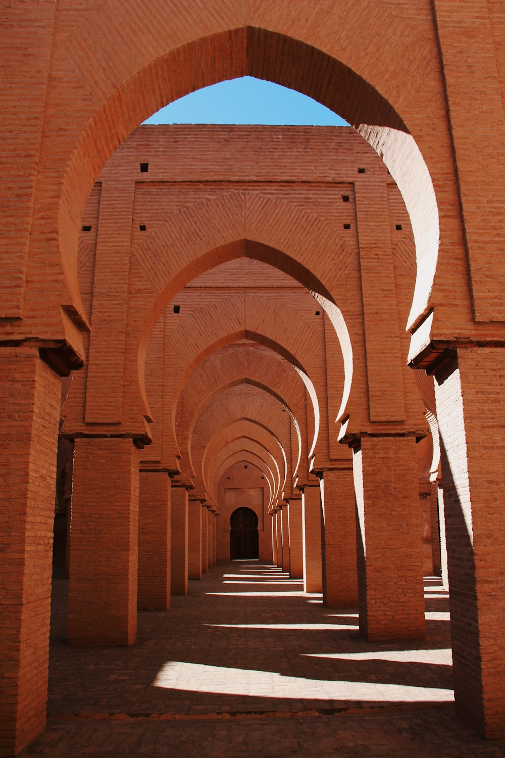 Photographie d’un bâtiment en béton brun