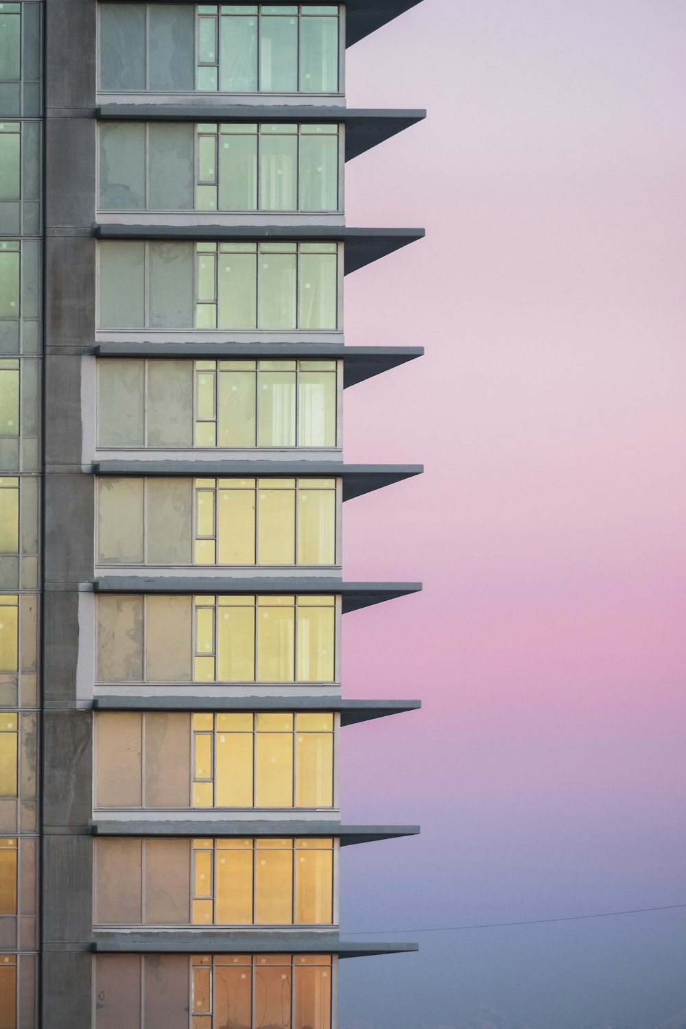 mur-rideau immeuble de grande hauteur pendant la journée