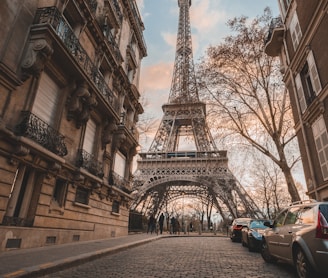 Eiffel Tower under blue sky during daytime