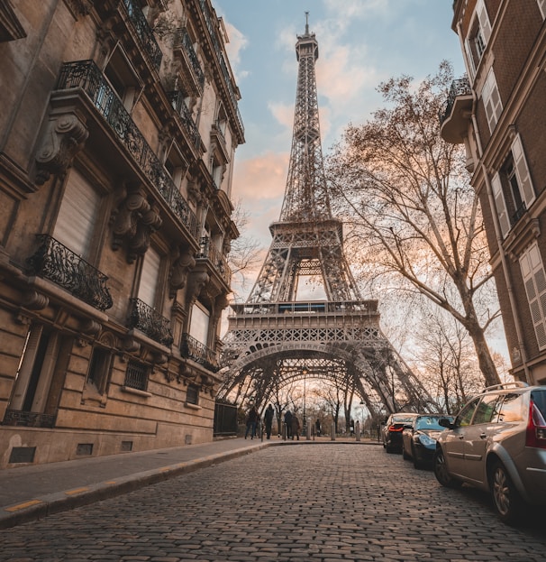 Eiffel Tower under blue sky during daytime