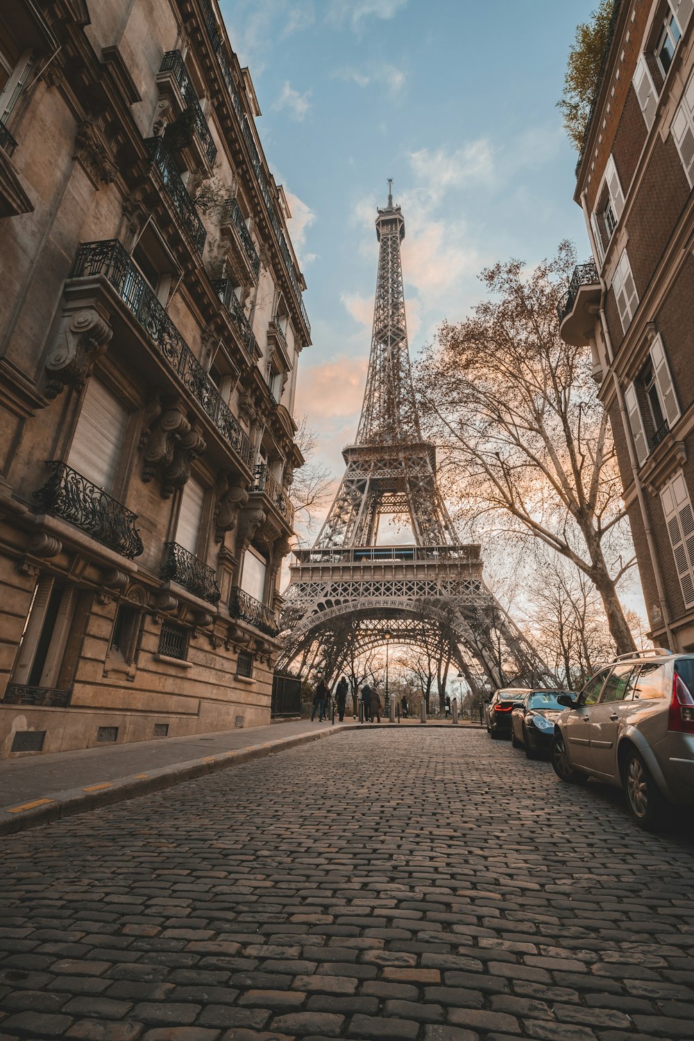 Eiffel Tower under blue sky during daytime