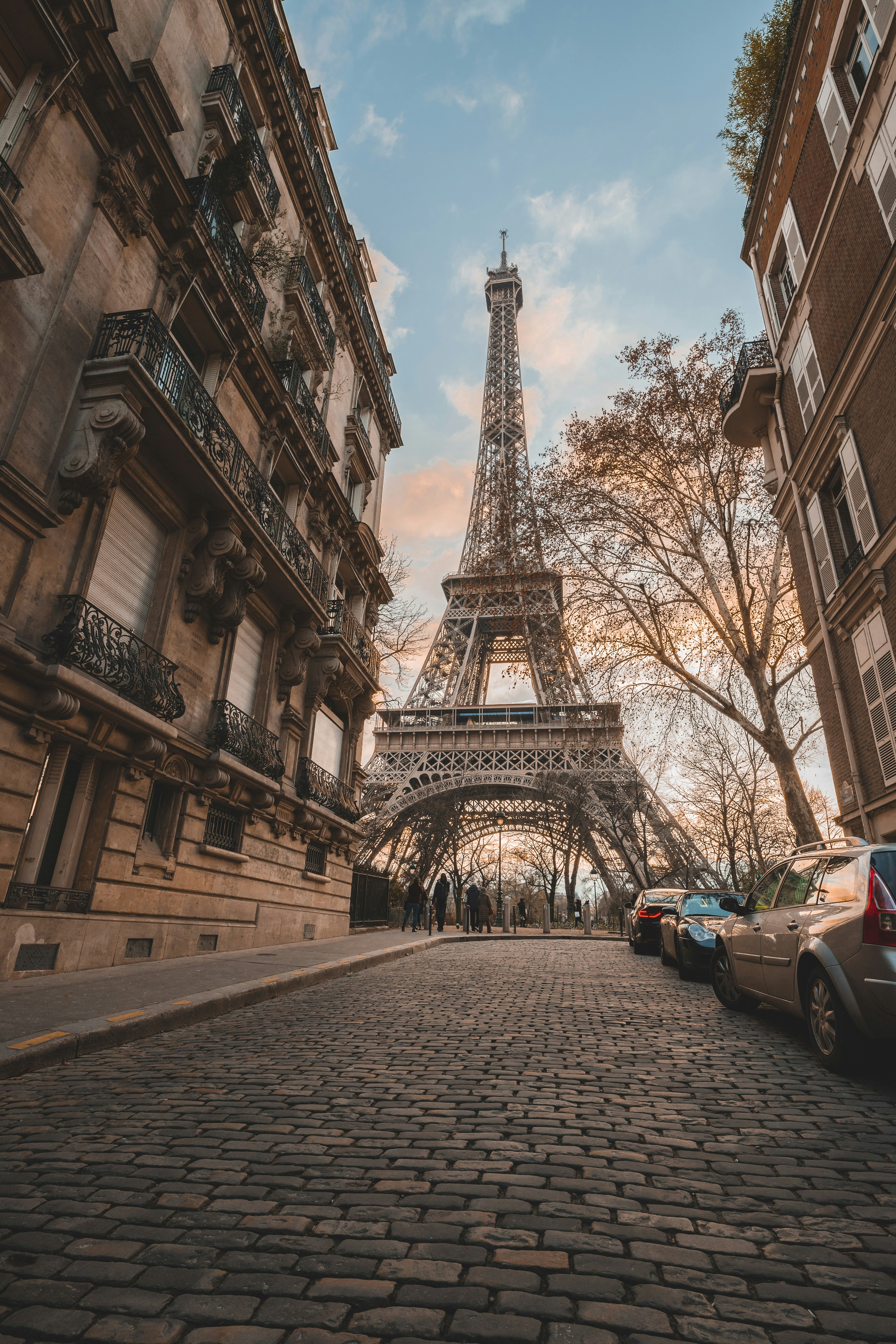 Eiffel Tower under blue sky during daytime