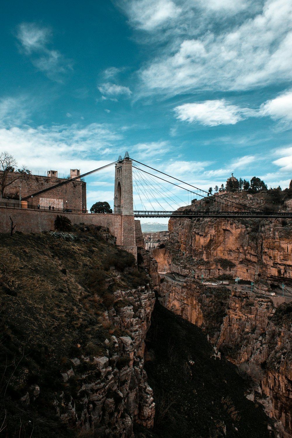 ponte de concreto perto de casa e montanhas