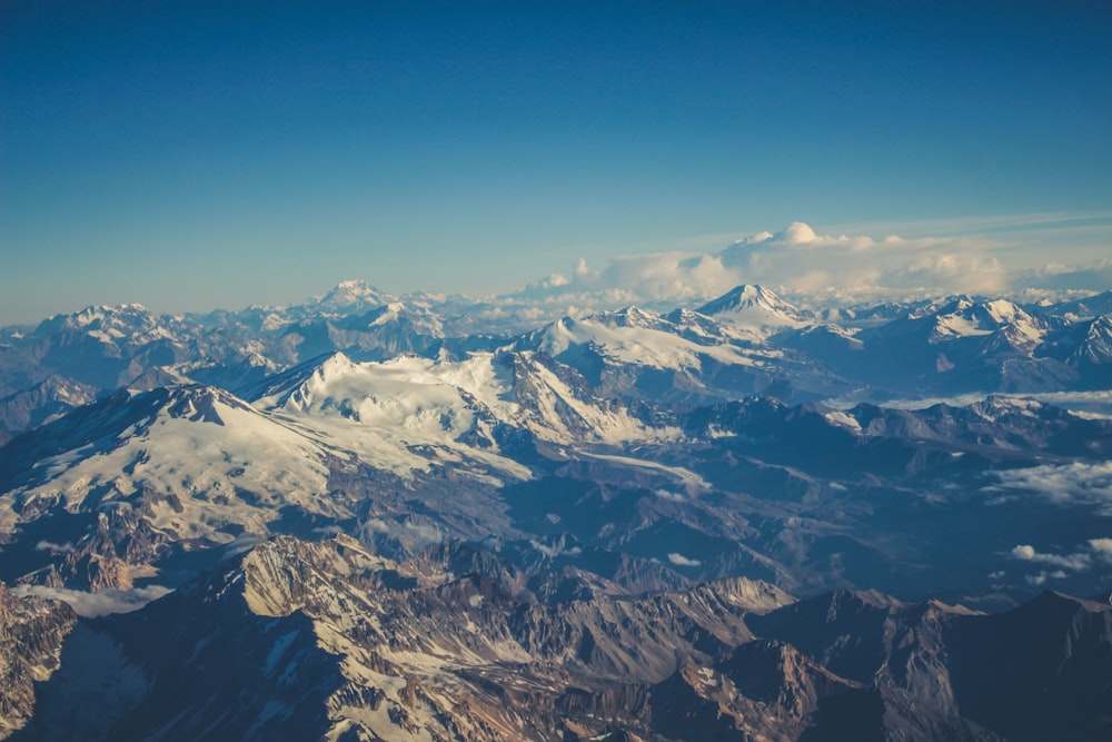 Fotografía aérea de la cordillera nevada durante el día