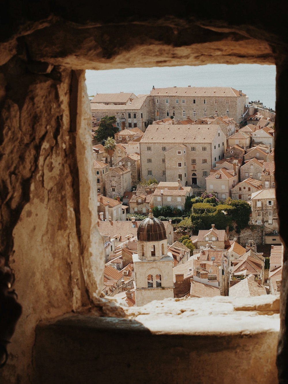 edifici in cemento bianco e marrone durante il giorno