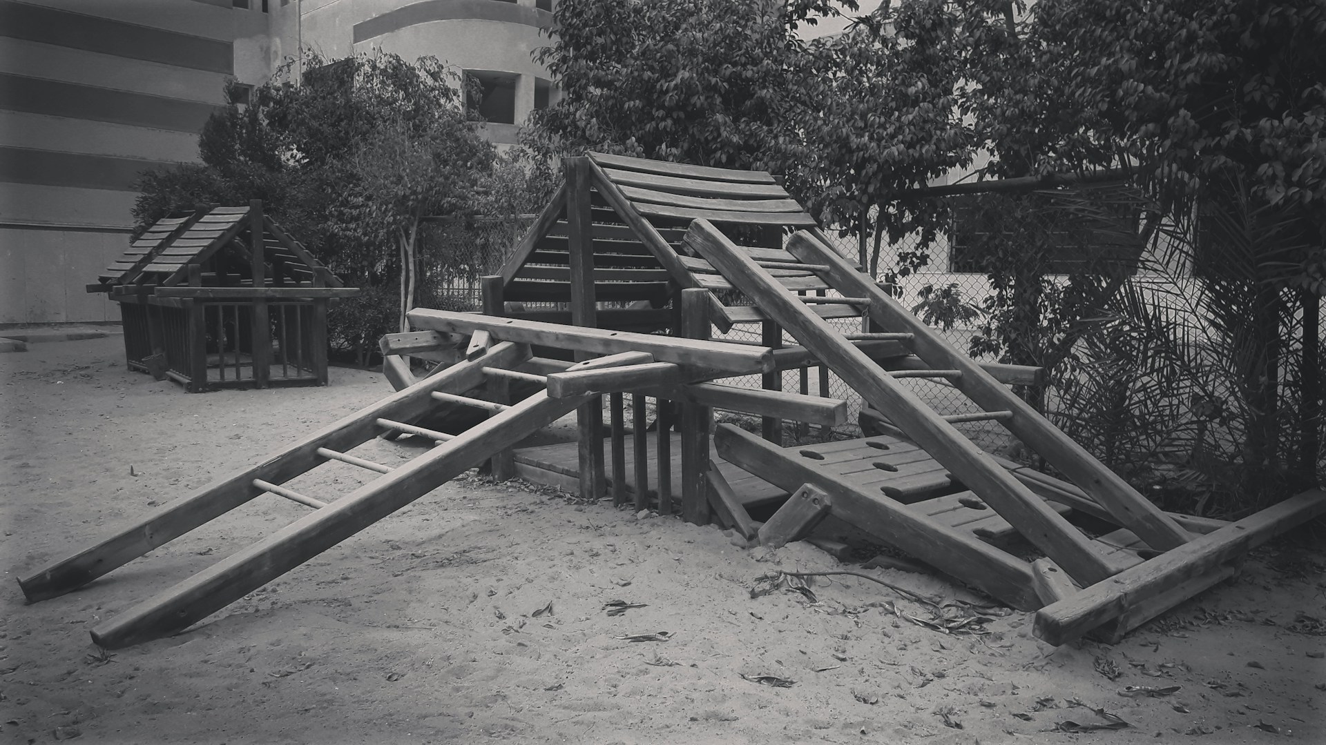 gray computer monitor