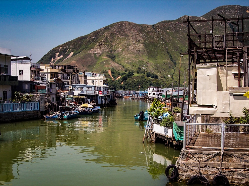 Barcos de colores variados atracados junto a casas cerca de la montaña