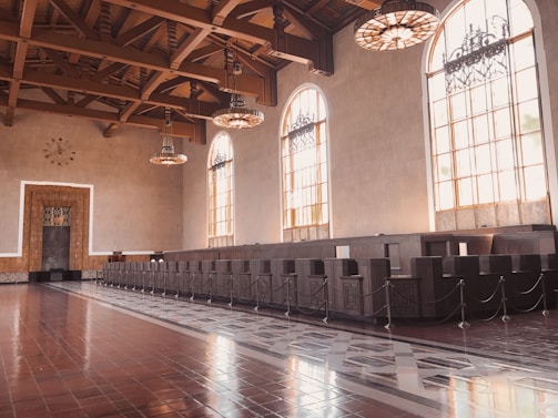 Intimate setting of Sala La Redonda, featuring natural light and comfortable seating for small groups