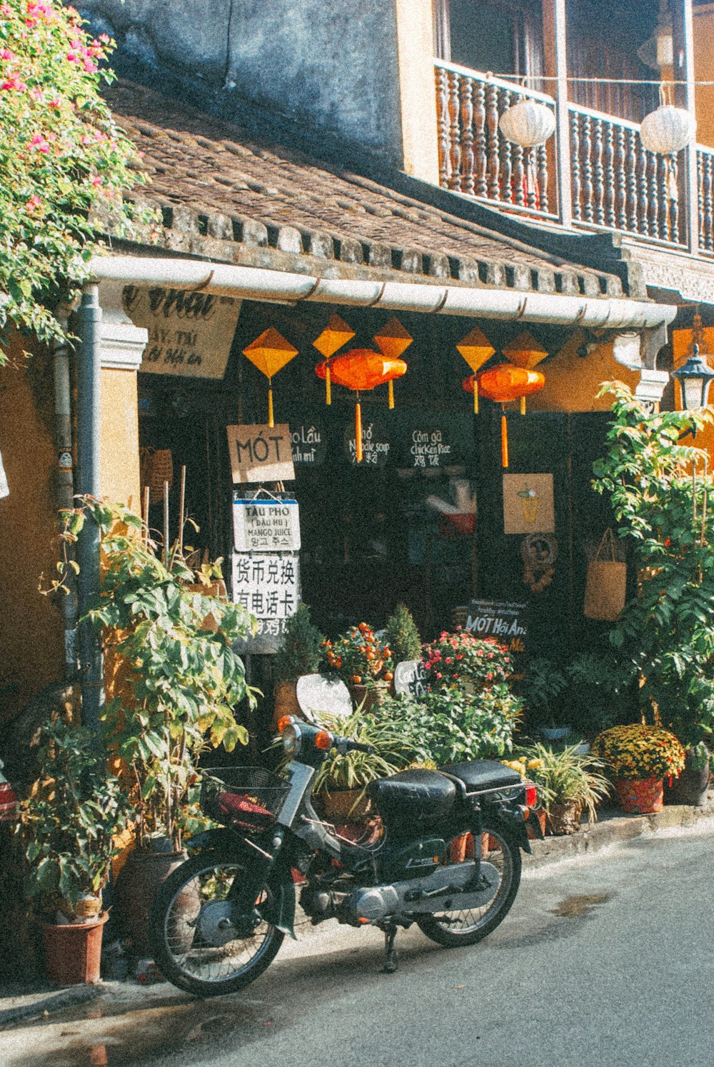 moto noire garée à côté d’un restaurant